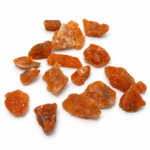 Fragmentos de calcita naranja ≈0,5–1,5 cm
