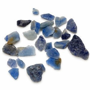 Zilā kvarca šķembas ≈0,5–1,5 cm